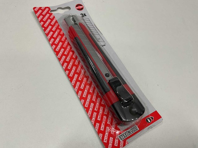 48 x afbreekmes 18 mm met ijzeren geleider; inclusief 3 mesjes - afbeelding 2 van  3