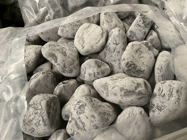 48 zakken sierkeien bluestone pebbles 40-60 mm(20kg) - afbeelding 1 van  4