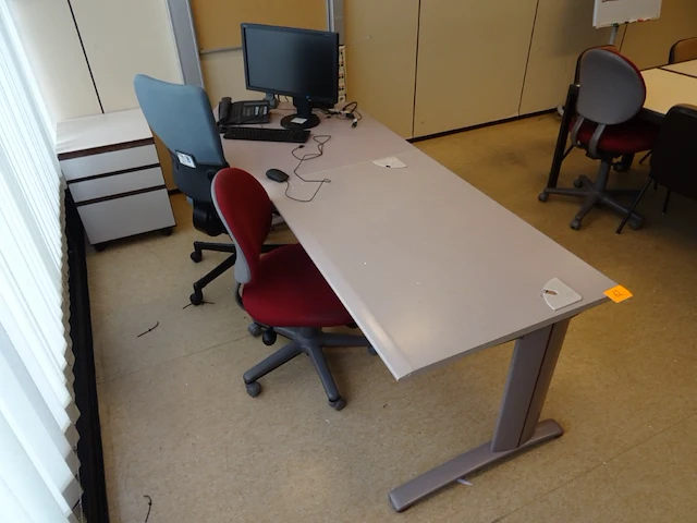 4x bureautafel + diverse stoelen - afbeelding 2 van  5