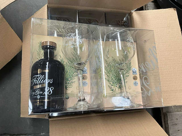 4x gin filliers dry gin 28 + 11x dito glas filliers, liggende in geschenkverpakking - afbeelding 1 van  4