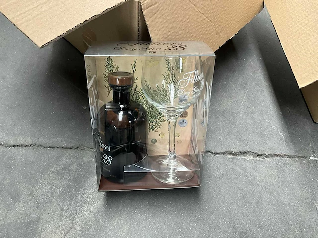 4x gin filliers dry gin 28 + 11x dito glas filliers, liggende in geschenkverpakking - afbeelding 2 van  4