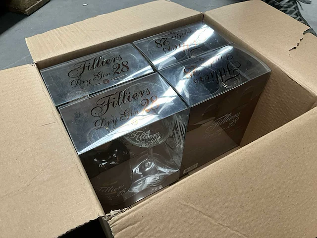 4x gin filliers dry gin 28 + 11x dito glas filliers, liggende in geschenkverpakking - afbeelding 3 van  4