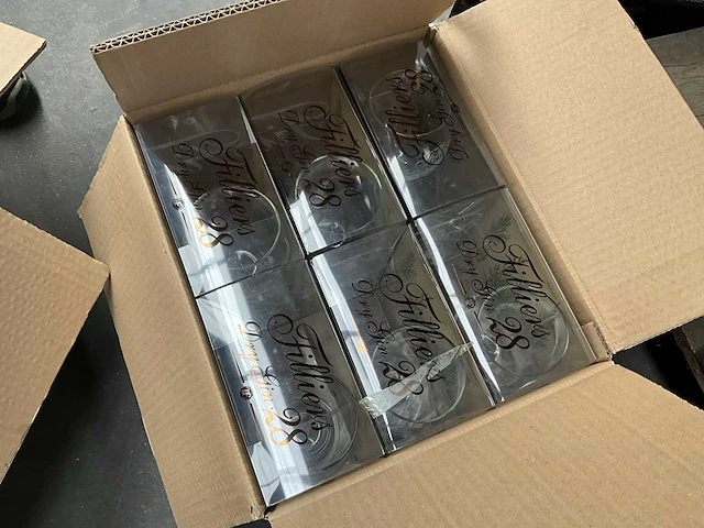 4x gin filliers dry gin 28 + 11x dito glas filliers, liggende in geschenkverpakking - afbeelding 4 van  4