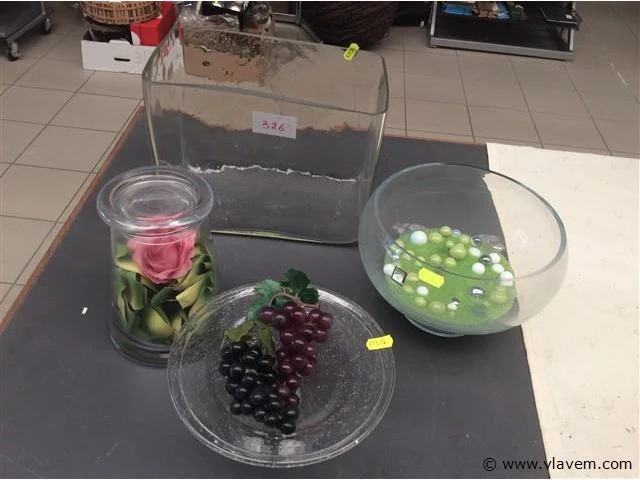 4x items glas met inhoud - afbeelding 1 van  3