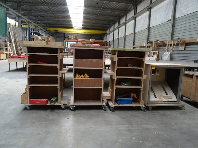 4x kast op wielen - afbeelding 1 van  7