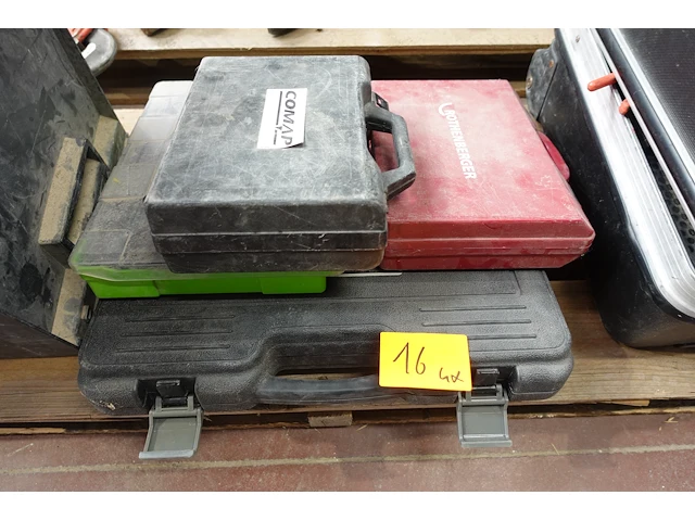 4x koffer met inhoud - afbeelding 1 van  12
