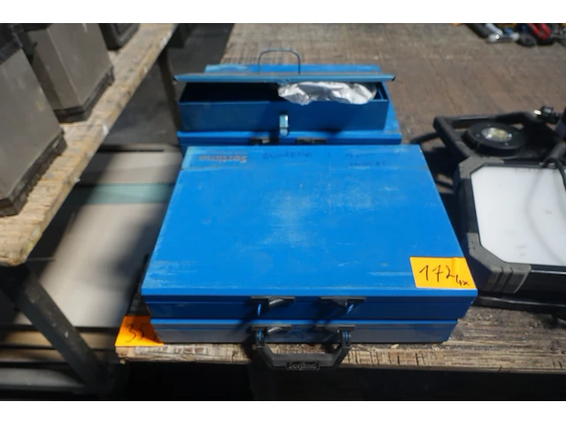 4x koffer met inhoud - afbeelding 1 van  5