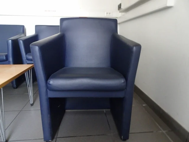4x lederen blauwe stoel + tafeltje - afbeelding 2 van  5
