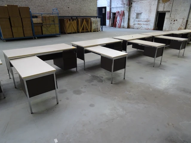 4x metalen hoekbureau bulo - afbeelding 1 van  6