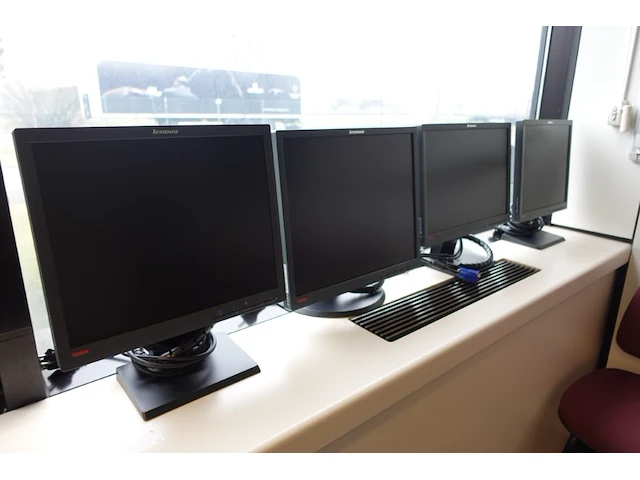 4x monitor lenovo - afbeelding 1 van  3
