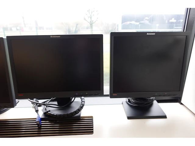 4x monitor lenovo - afbeelding 3 van  3
