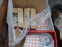 4x pallet diverse montageonderdelen laadpaalproductie - afbeelding 3 van  17