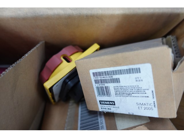 4x pallet diverse montageonderdelen laadpaalproductie - afbeelding 8 van  17