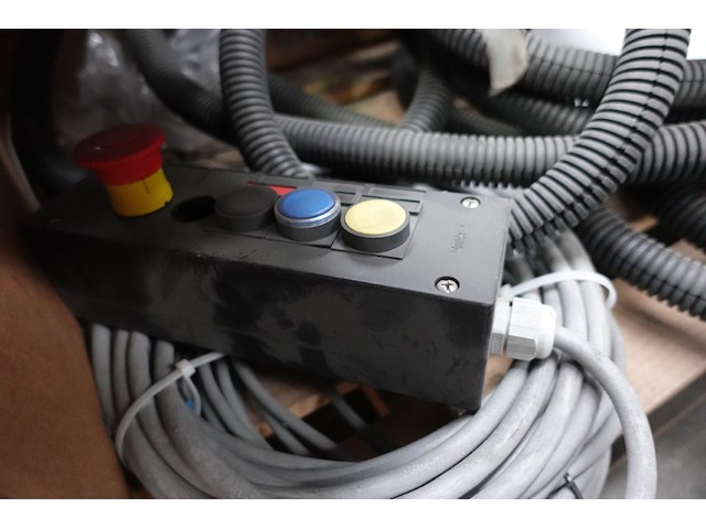 4x pallet diverse montageonderdelen laadpaalproductie - afbeelding 9 van  17