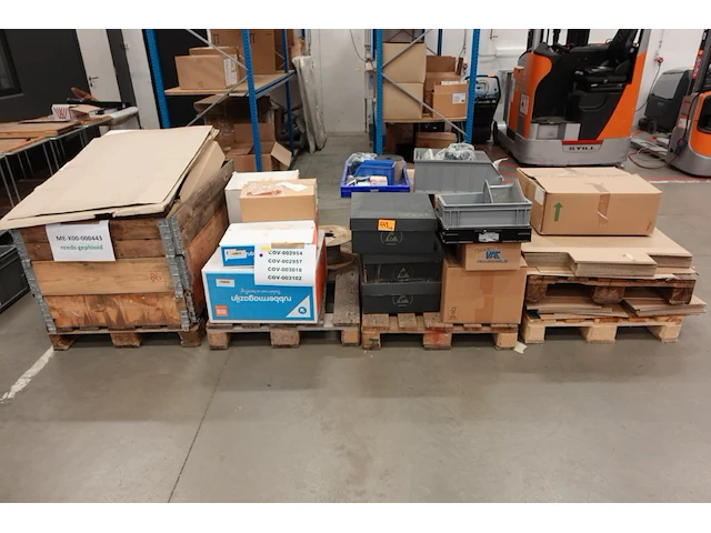 4x pallet diverse onderdelen montage laadpalen - afbeelding 1 van  25