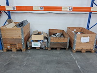 4x pallet metalen montageonderdelen