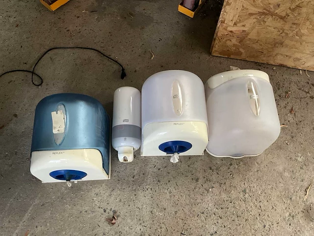 4x reflex, tork wanddispensers - afbeelding 1 van  1