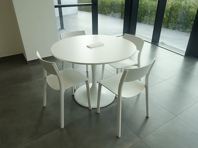 4x tafel + stoelen - afbeelding 4 van  5
