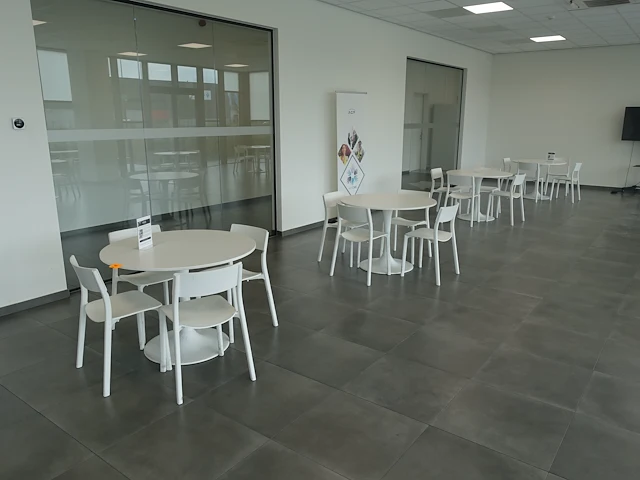 4x tafel + stoelen - afbeelding 1 van  5