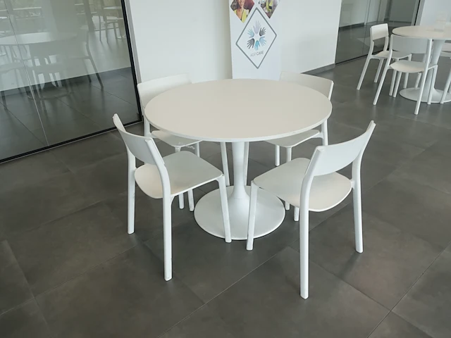 4x tafel + stoelen - afbeelding 3 van  5