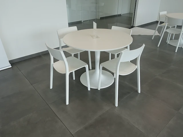 4x tafel + stoelen - afbeelding 4 van  5