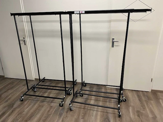 4x zwart verrijdbaar metalen kledingrek afmeting 162x133x46cm (hxbxd) - afbeelding 1 van  3