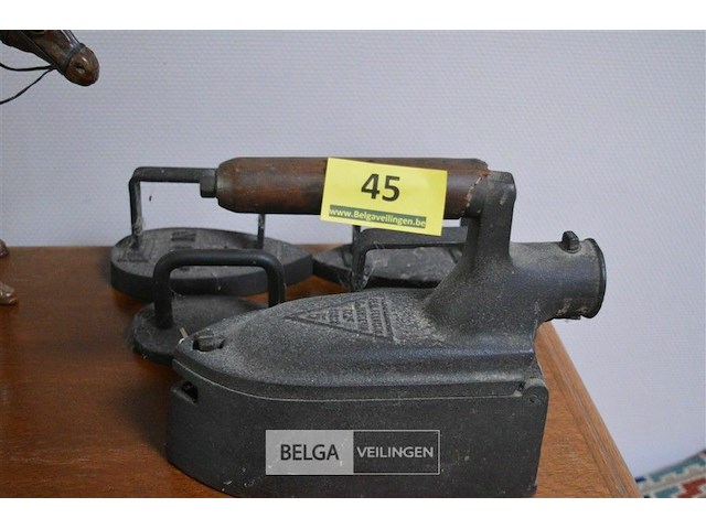 5 antieke strijkijzers - afbeelding 1 van  3