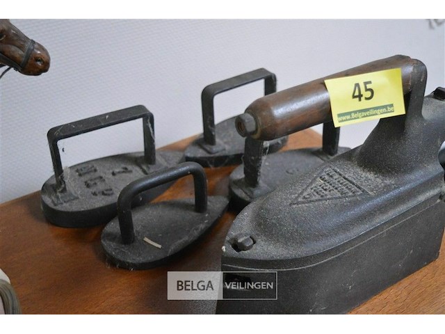 5 antieke strijkijzers - afbeelding 2 van  3