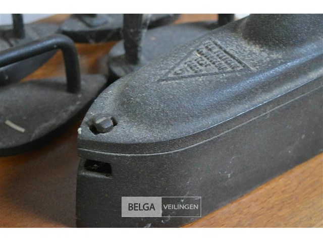 5 antieke strijkijzers - afbeelding 3 van  3