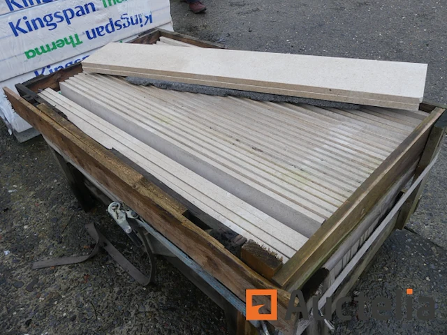 5 beige marmer vitrine rekken - afbeelding 1 van  6