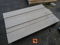 5 beige marmer vitrine rekken