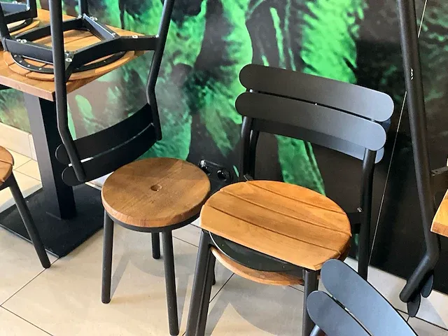 5 bistrotafels satelliet, compleet met 16 dito bijzetstoelen - afbeelding 6 van  6