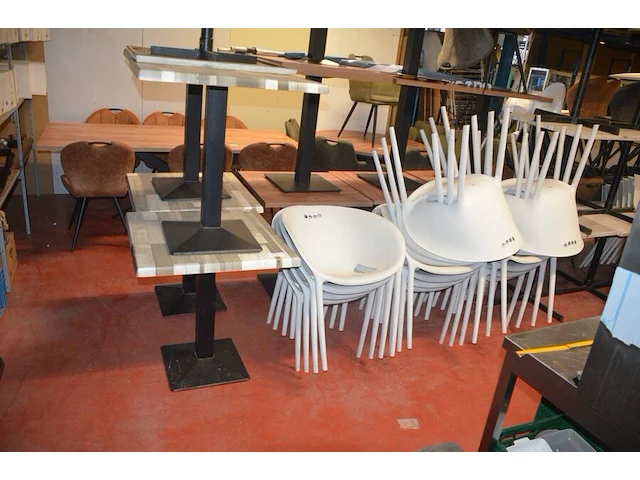 5 bruin rechthoekige bistro tafels 70x70cm , 18 wit plastiek kuipstoelen (48,49) - afbeelding 1 van  10