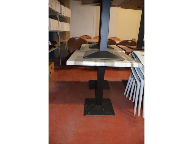 5 bruin rechthoekige bistro tafels 70x70cm , 18 wit plastiek kuipstoelen (48,49) - afbeelding 3 van  10