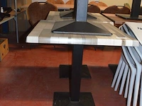 5 bruin rechthoekige bistro tafels 70x70cm , 18 wit plastiek kuipstoelen (48,49) - afbeelding 3 van  10