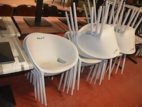 5 bruin rechthoekige bistro tafels 70x70cm , 18 wit plastiek kuipstoelen (48,49) - afbeelding 4 van  10