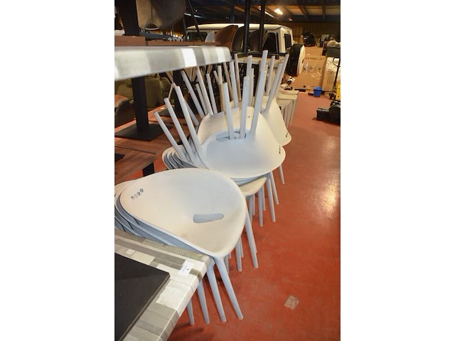 5 bruin rechthoekige bistro tafels 70x70cm , 18 wit plastiek kuipstoelen (48,49) - afbeelding 6 van  10