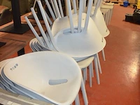 5 bruin rechthoekige bistro tafels 70x70cm , 18 wit plastiek kuipstoelen (48,49) - afbeelding 6 van  10