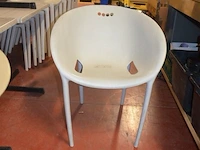 5 bruin rechthoekige bistro tafels 70x70cm , 18 wit plastiek kuipstoelen (48,49) - afbeelding 7 van  10