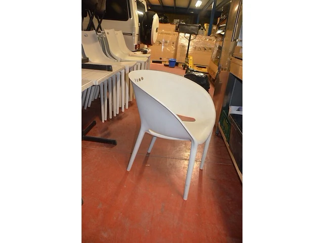5 bruin rechthoekige bistro tafels 70x70cm , 18 wit plastiek kuipstoelen (48,49) - afbeelding 8 van  10
