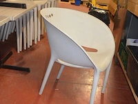 5 bruin rechthoekige bistro tafels 70x70cm , 18 wit plastiek kuipstoelen (48,49) - afbeelding 8 van  10