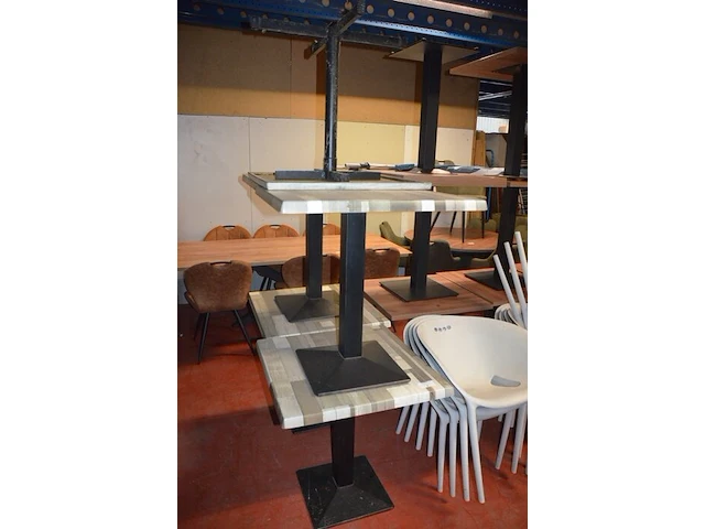 5 bruin rechthoekige bistro tafels 70x70cm , 18 wit plastiek kuipstoelen (48,49) - afbeelding 9 van  10