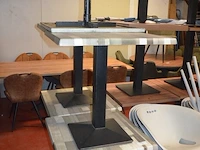 5 bruin rechthoekige bistro tafels 70x70cm , 18 wit plastiek kuipstoelen (48,49) - afbeelding 9 van  10