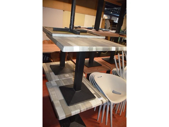 5 bruin rechthoekige bistro tafels 70x70cm , 18 wit plastiek kuipstoelen (48,49) - afbeelding 10 van  10