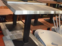 5 bruin rechthoekige bistro tafels 70x70cm , 18 wit plastiek kuipstoelen (48,49) - afbeelding 10 van  10