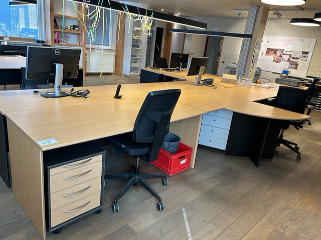 5 bureaus, 3 bureaustoelen en 2 kastjes - afbeelding 1 van  10