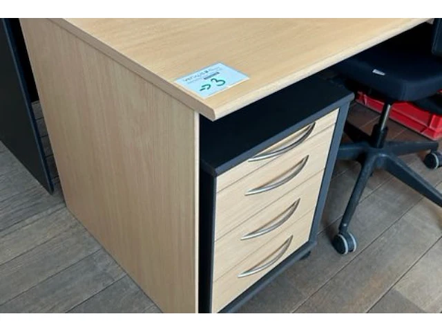 5 bureaus, 3 bureaustoelen en 2 kastjes - afbeelding 3 van  10