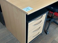 5 bureaus, 3 bureaustoelen en 2 kastjes - afbeelding 3 van  10