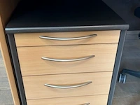 5 bureaus, 3 bureaustoelen en 2 kastjes - afbeelding 4 van  10