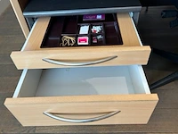 5 bureaus, 3 bureaustoelen en 2 kastjes - afbeelding 6 van  10
